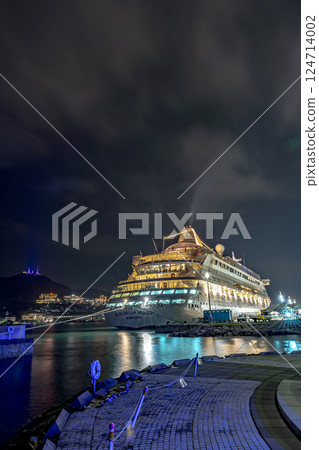 Nagasaki Port and luxury cruise ship 124714002