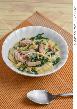Spinach and bacon in cream sauce Spinach and bacon in cream sauce 124714239