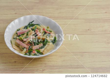 Spinach and bacon in cream sauce Spinach and bacon in cream sauce 124714682