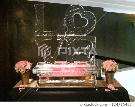 台灣台北-11.18.2012:台北晶華酒店宴會廳擺設的英文愛字樣冰雕 124715492