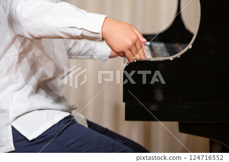 彈鋼琴的男孩的手 124716552