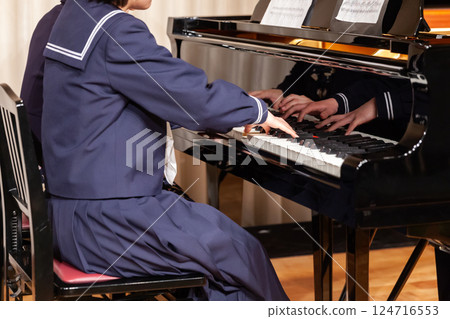穿著水手服的女學生彈鋼琴的手 124716553
