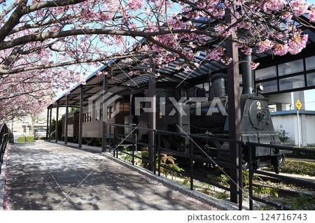 Former spinning railway locomotive Former spinning railway locomotive 124716743