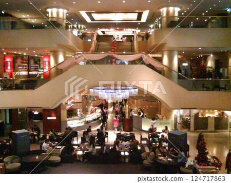 台灣台北-11.18.2012:台北晶華酒店的挑高餐廳及樓梯 124717863