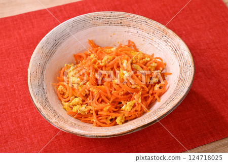 Okinawan cuisine, stir-fried carrots, stir-fried carrots. 124718025