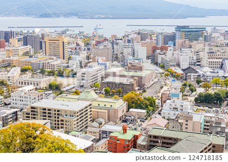 從鹿兒島縣鹿兒島市的城山公園俯瞰城市。鹿兒島縣的中心 124718185