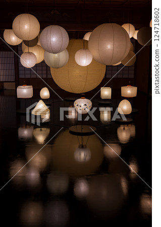展示多盞現代日式燈籠的裝置藝術 124718602