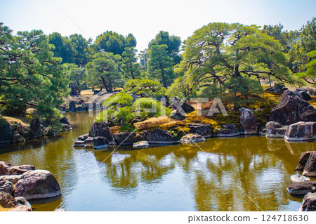 [Kyoto Scenery] Nijo Castle Ninomaru Garden in early spring 124718630