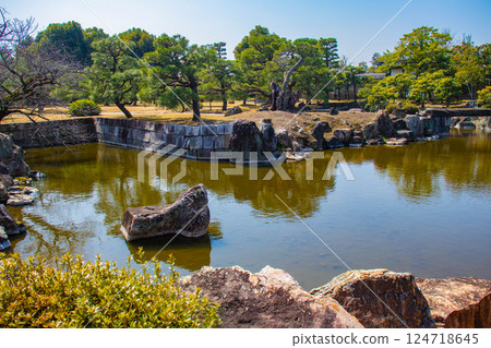 [Kyoto Scenery] Nijo Castle Ninomaru Garden in early spring 124718645