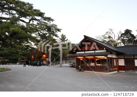 伊勢參拜,伊勢神宮內宮宇治橋鳥居 伊勢參拜,伊勢神宮內宮宇治橋鳥居 124718729