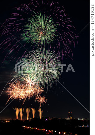Huge fireworks bursting into the night sky (Todabashi Fireworks Festival/Itabashi Fireworks Festival) Huge fireworks bursting into the night sky (Todabashi Fireworks Festival/Itabashi Fireworks Festival) 124719158