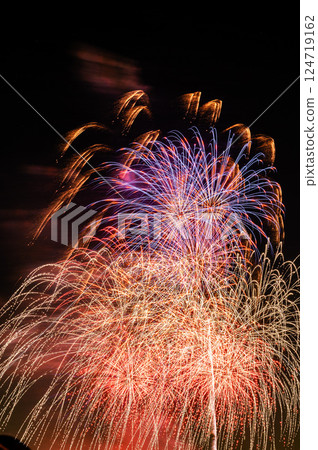 Huge fireworks bursting into the night sky (Todabashi Fireworks Festival/Itabashi Fireworks Festival) 124719162