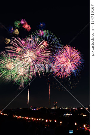 Huge fireworks bursting into the night sky (Todabashi Fireworks Festival/Itabashi Fireworks Festival) Huge fireworks bursting into the night sky (Todabashi Fireworks Festival/Itabashi Fireworks Festival) 124719167