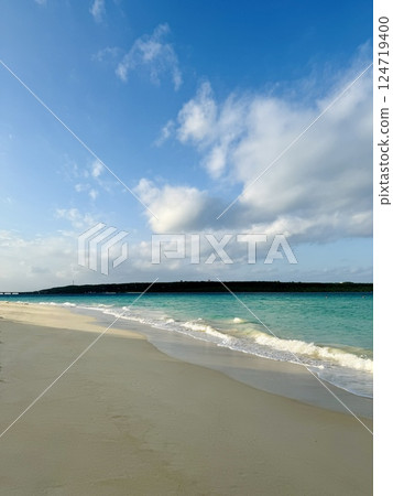 Beautiful sea and refreshing sky Beautiful sea and refreshing sky 124719400