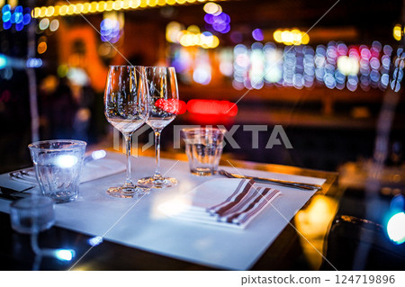 Romantic evening dining 124719896