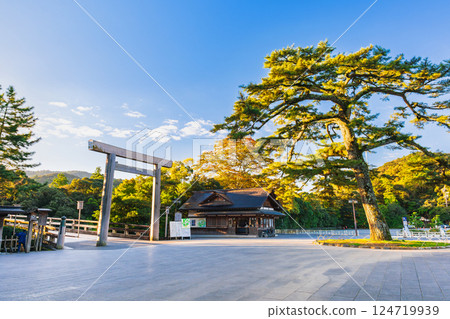 伊勢神宮奈久宇治橋牌坊被早晨的陽光照亮 124719939