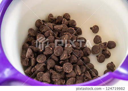 Making chocolate leaves from melted chocolate to decorate the pumpkin bundt cake. 124719982