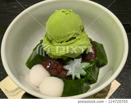 日式西裝、米粉餃子和抹茶冰淇淋 日式西裝、米粉餃子和抹茶冰淇淋 124720705