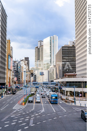 Sonezaki-dori and the buildings of Nishi-Umeda (Breeze Tower and Herbis Osaka) seen from Nishitenma in Kita-ku, Osaka 124720735