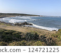 平靜的海岸線，海浪拍打著海岸－充滿自然氣息的海景 124721225