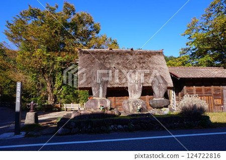 Stone monument: Ogimachi Gassho-style village, World Heritage Site, Shirakawa-go, thatched roof Stone monument: Ogimachi Gassho-style village, World Heritage Site, Shirakawa-go, thatched roof 124722816