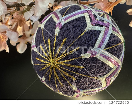 Temari balls with flower-like patterns 124722930