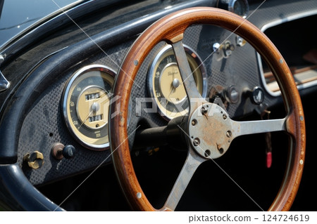 Steering wheel and dashboard of old car 124724619