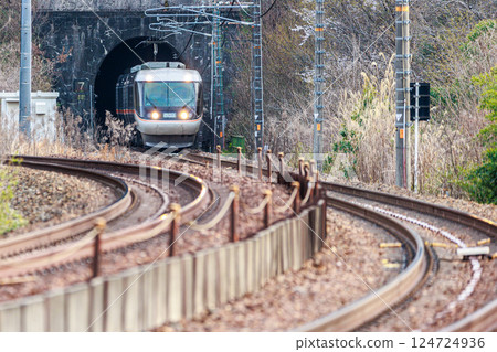 信濃特快列車穿過隧道 信濃特快列車穿過隧道 124724936