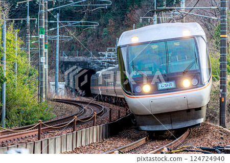 信濃特快列車穿過隧道 124724940