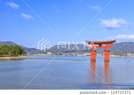 Miyajima and Itsukushima Shrine in full bloom Miyajima and Itsukushima Shrine in full bloom 124725371