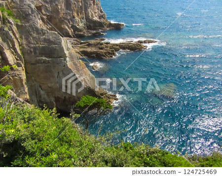 Spectacular views of cliffs and the blue ocean Spectacular views of cliffs and the blue ocean 124725469