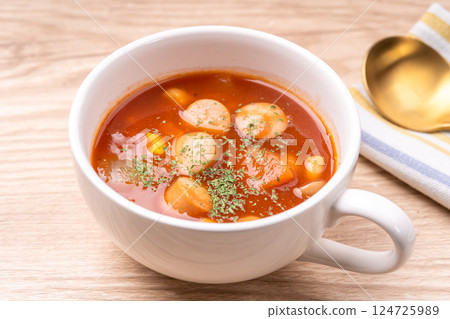 番茄湯配大豆和香腸 124725989