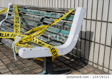 破損的木凳,沒有禁止擅闖的標誌 破損的木凳,沒有禁止擅闖的標誌 124726121