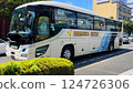 旅遊巴士在路上行駛 124726306