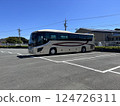 旅遊巴士停在停車場 124726311