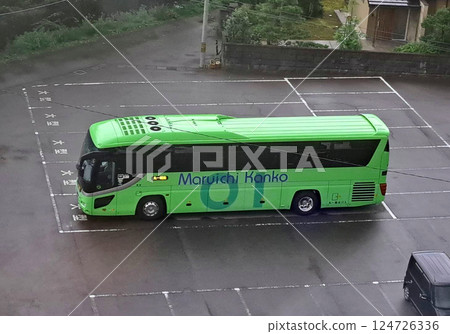 旅遊巴士停在停車場 124726336