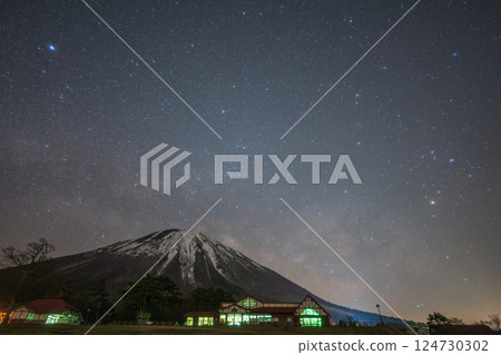 Beautiful spring starry sky over Mt. Daisen in Tottori, Japan 124730302
