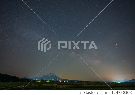 日本鳥取縣山上美麗的春天星空 124730308