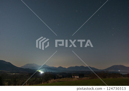 Beautiful spring starry sky over Mt. Daisen in Tottori, Japan Beautiful spring starry sky over Mt. Daisen in Tottori, Japan 124730313
