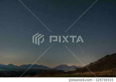 日本鳥取縣山上美麗的春天星空 124730315