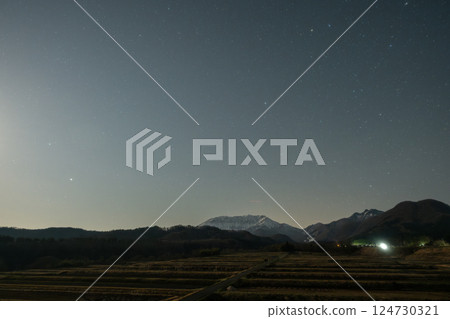 Beautiful spring starry sky over Mt. Daisen in Tottori, Japan Beautiful spring starry sky over Mt. Daisen in Tottori, Japan 124730321