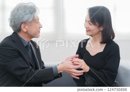 一名女子收到一名男子的訂婚戒指和求婚（一對） 124730898