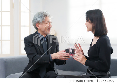 一名女子收到一名男子贈送的禮物(一對) 一名女子收到一名男子贈送的禮物(一對) 124730899