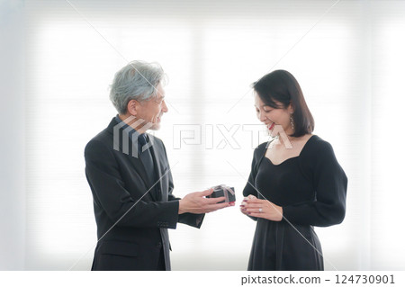 一名女子收到一名男子贈送的禮物（一對） 124730901