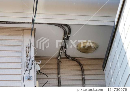 Dirt on the power cable 124730976