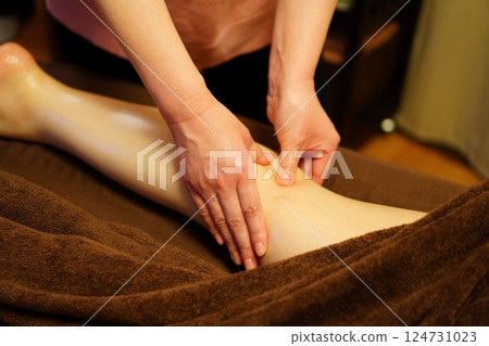 Knee oil massage 124731023