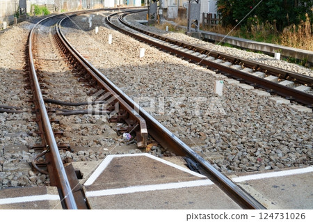 向右彎曲的鐵軌 124731026