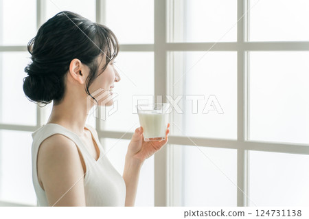 Asian woman drinking milk in the morning at home 124731138