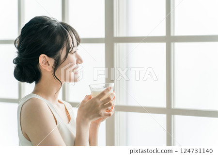 亞洲女人早上在家喝牛奶 124731140