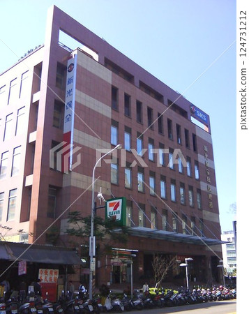 台灣台北-01.31.2013:新光保全在內湖區內湖科技園區(內科)的總部大樓 124731212